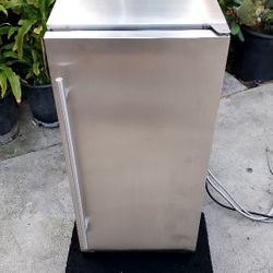 Submmit Applance Ice Maker