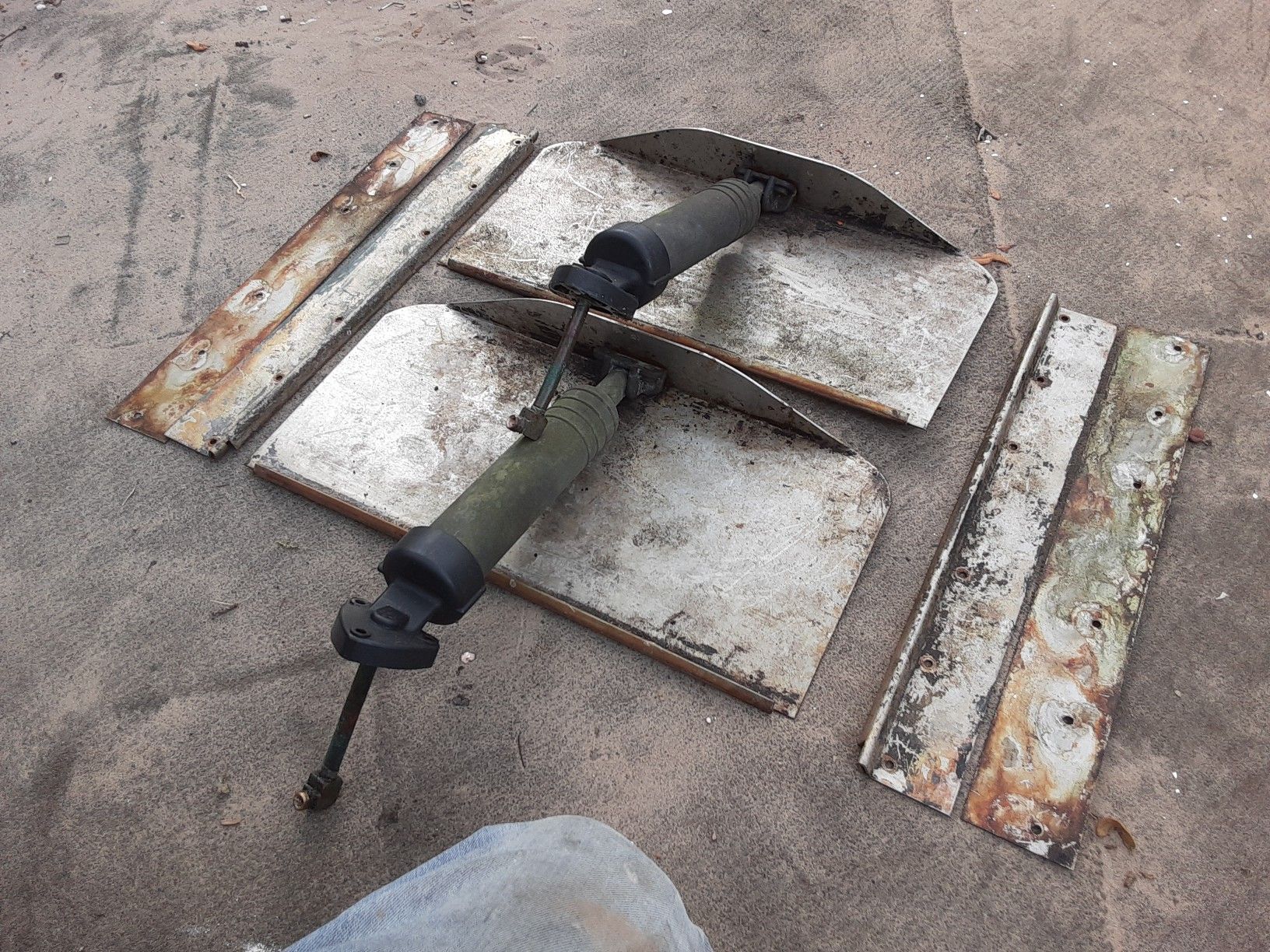 TRIM TABS FOR BOATS. USED WORKING CONDITION CHEAP for Sale in NEW PRT