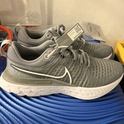 New Nike Womens WalkingRunners  8.5