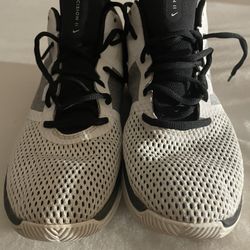 Nikes Size 9 Black And White. 