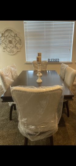 Selling brand new dining room table