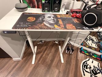 Adjustable desk