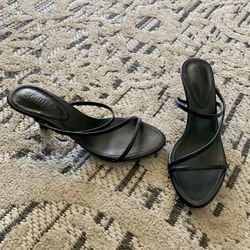 Schutz Women's Mid Heel Stiletto Heel Slip On Mule Sandals  Size 5.5 in excellent condition.