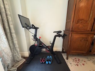 Like-New Peloton Bike 3rd Gen 2021 with Accessories - New York, NY