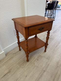 Solid wood end side table excellent condition