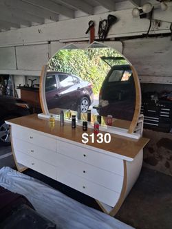 Dresser with mirror/cajonera con espejo