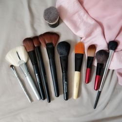 Assorted makeup brushes bundle