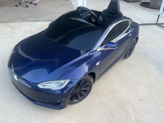 Radio Flyer/Tesla Model S Kids E-car.