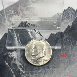 La moneda que aparece en la imagen es un Kennedy Half Dollar (medio dólar Kennedy) 