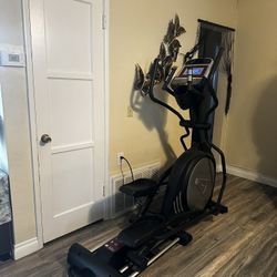 Sole E25 Elliptical: Workout and cardio machine