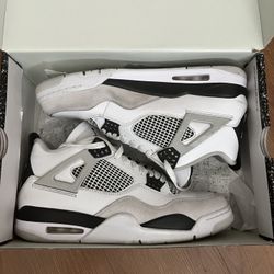 Jordan 4  Retro “Military Black”