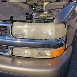 00-06 Tahoe Suburban Headlights And Corner Lights