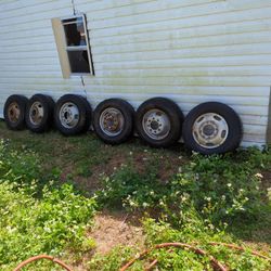 A Set Of Six Wheels And Tires Off Of A 2005 F350