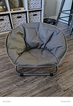 Foldable chair for a small dog or cat
