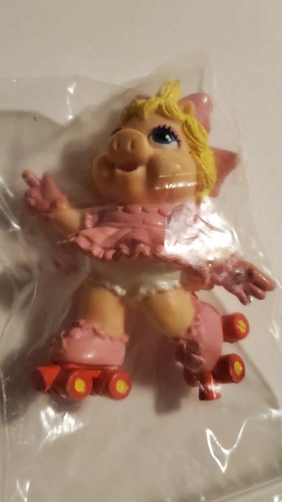 Baby Miss Piggy Muppet Toy Figurine Skating 