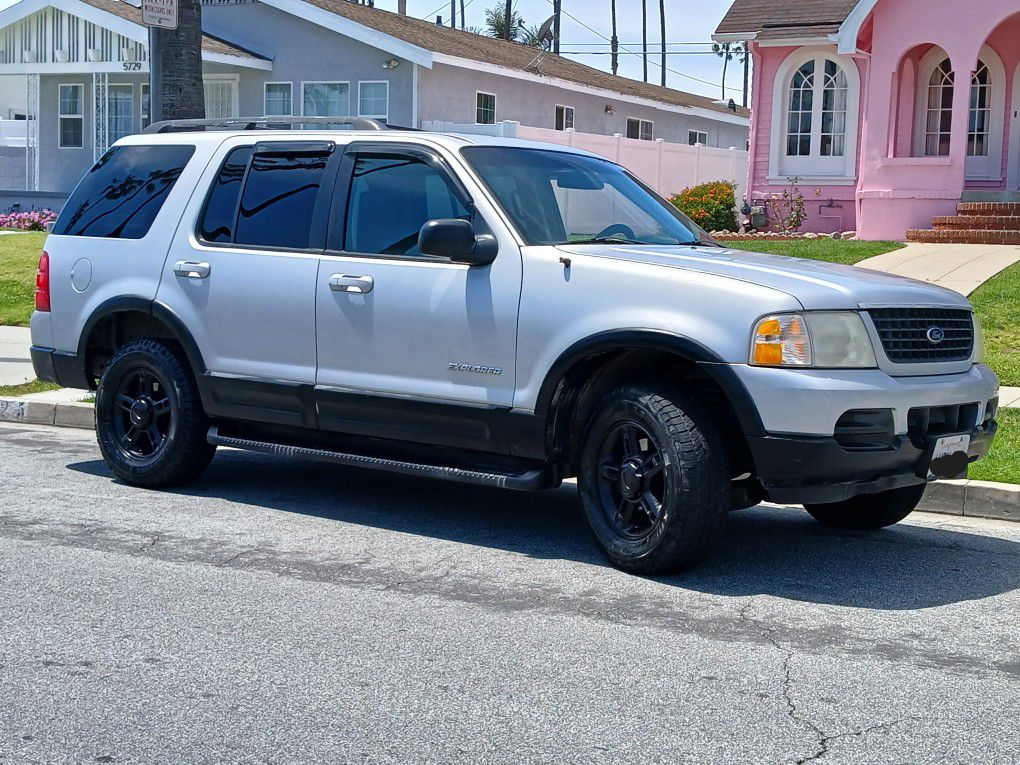 FORD EXPLORER IN EXCELLENT CONDITION, CLEAN TITLE IN HAND. RUNS & DRIVES GREAT