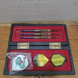 Dart Case With 3 Sets Of Flights And A Set Of Darts