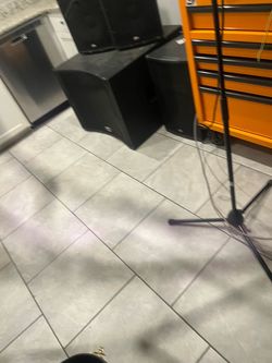 Buscando Bajo,tololoche o tuba
