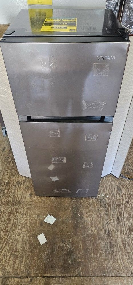 Vissani 4.5 Cu. Ft Mini Fridge With Sperate Frezer