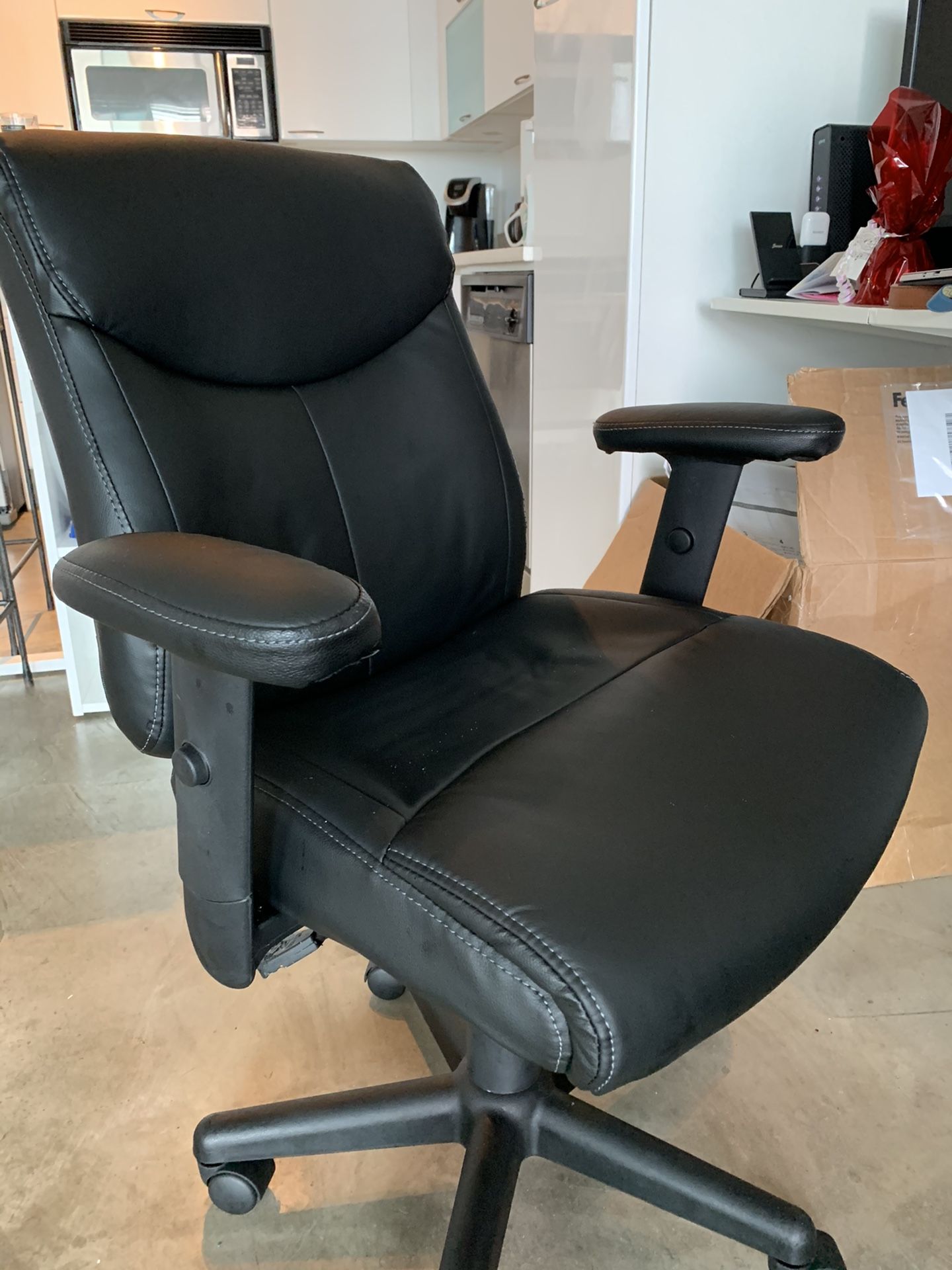 BLACK DESK CHAIR