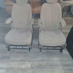 KIA SEDONA CAPTAIN CHAIRS