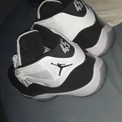 Air Jordan 11 Black-white Size 10