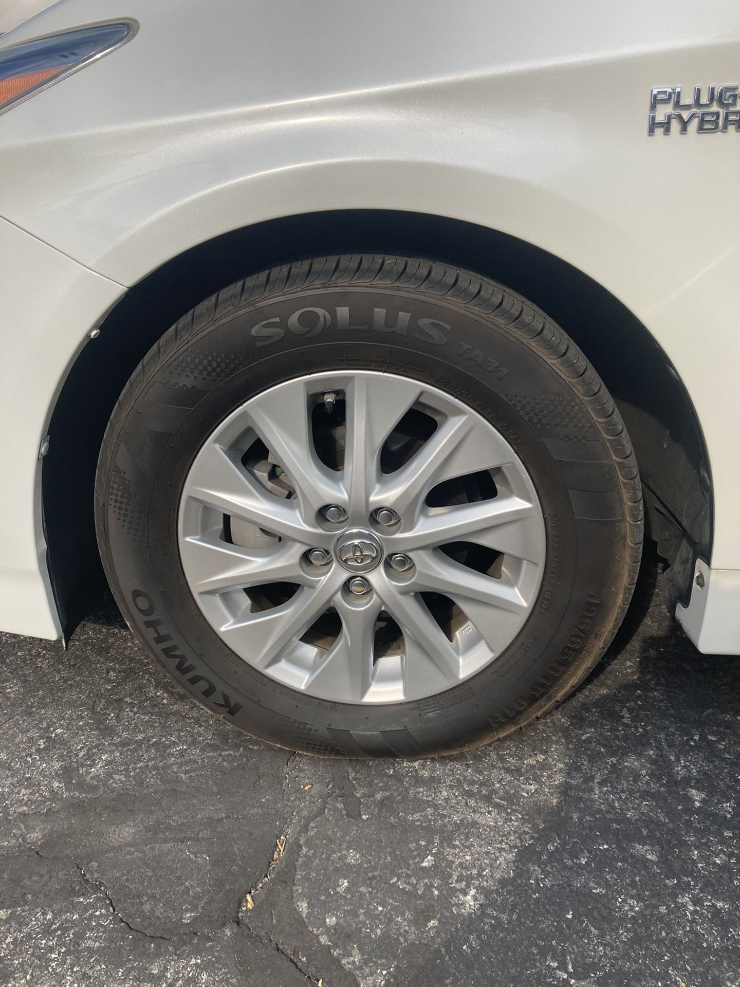 Trade: silver Prius rims for black Prius rims