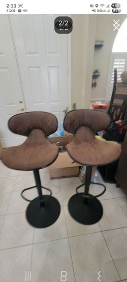 2 bar stools