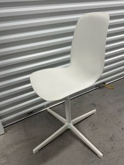 Hard White Adjustable Computer Chair – Good Condition