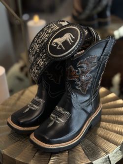 Botas y cinto vaquero para niño