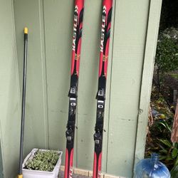 A set of snow skis 185