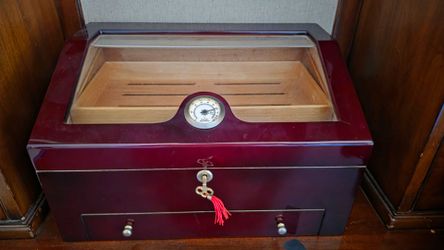 Thompson Glass Top Cigar Humidor w/ Key & Cedar Interior