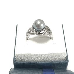 Vintage Like New Sterling Silver Ring With Pearl. Size 5.5 