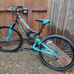 A+ NEW  26" Huffy Women's Trail Runner 18 Speed Mountain  With Dual Suspension And Ready For A Christmas Bow!