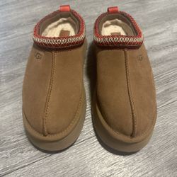 Women  Uggs Size 8 Tazz 