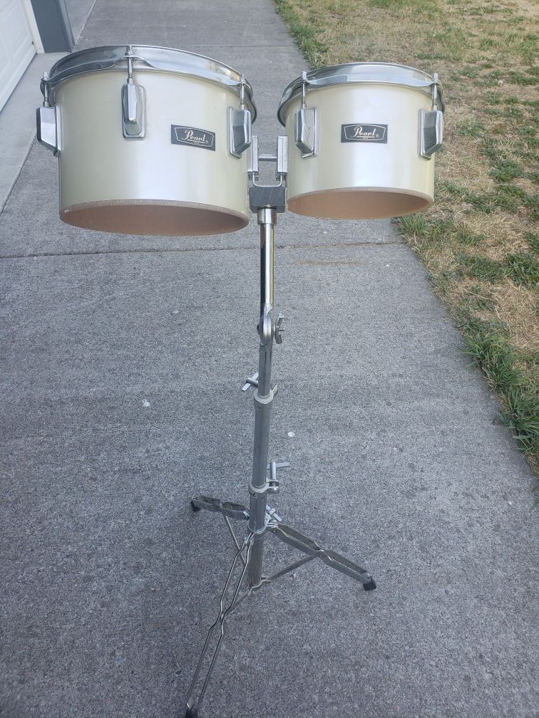 Dual Pearl Tom's on hefty stand