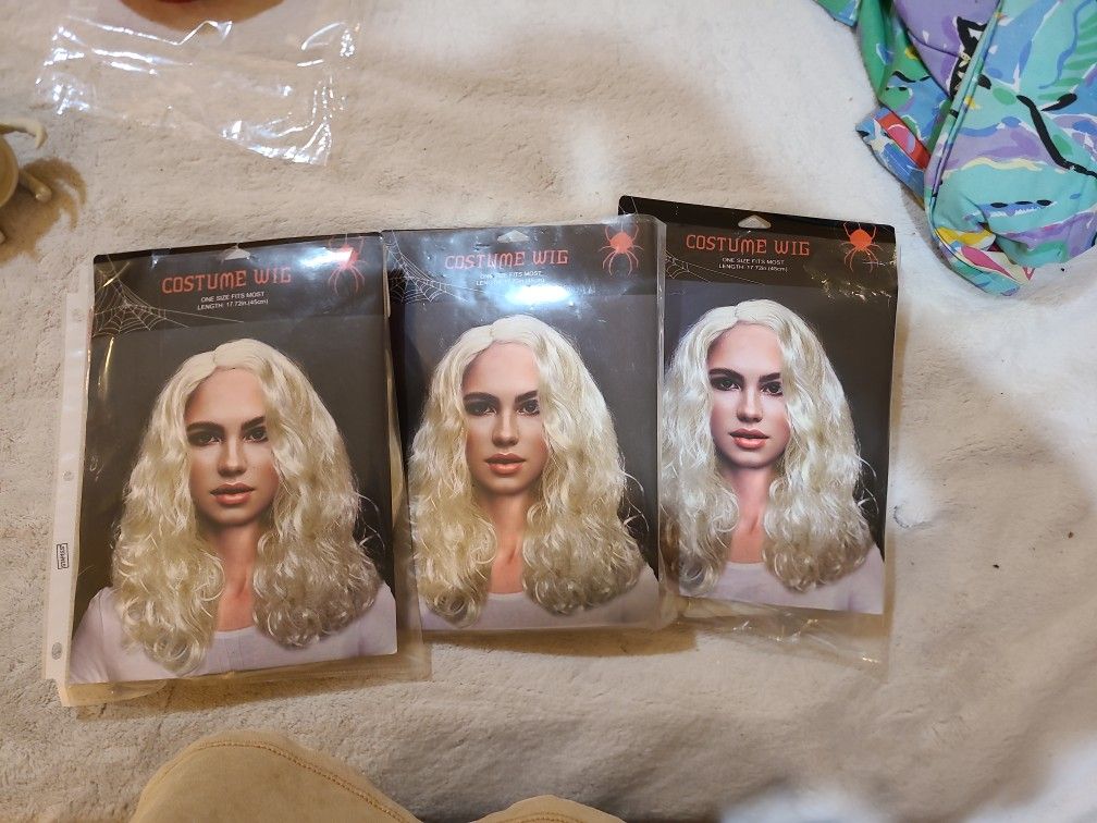 One size fits most seventeen inch blonde Wig