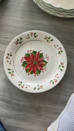 Gibson Everyday "Poinsettia Holiday" Christmas Plates Gold Trim – Set of 3