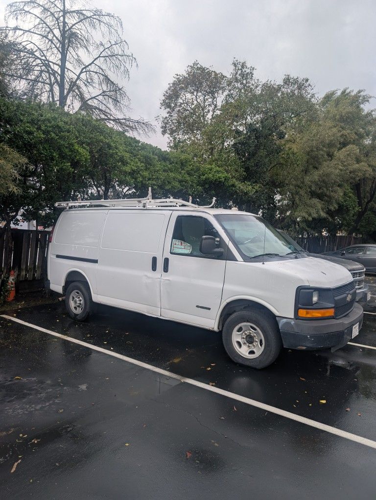 Chevy Express 03 Van Utility