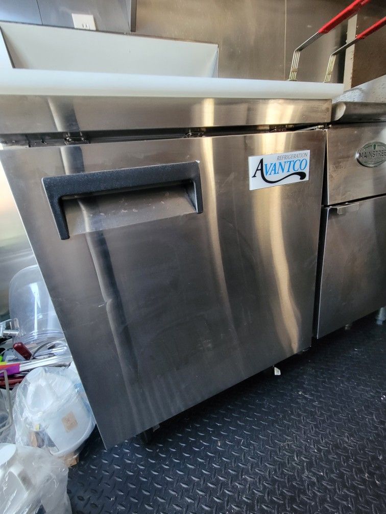 Avantco steel refrigerated sandwich prep table