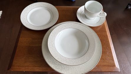 MIKASA dish -ware 31 pieces including a serving plate..
