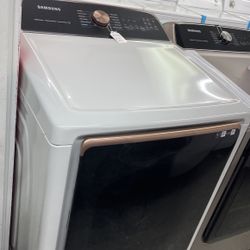 New Scratch And Dent Samsung Dryer. 1 Year Warranty 