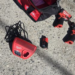 Taladros. Milwokee m12 bateria y cargador  bolsa