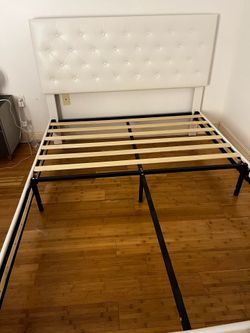 Cama queen con dos mesas de noche
