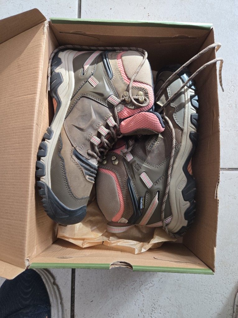 Keen Woman's Size 10.5 Hiking Boots