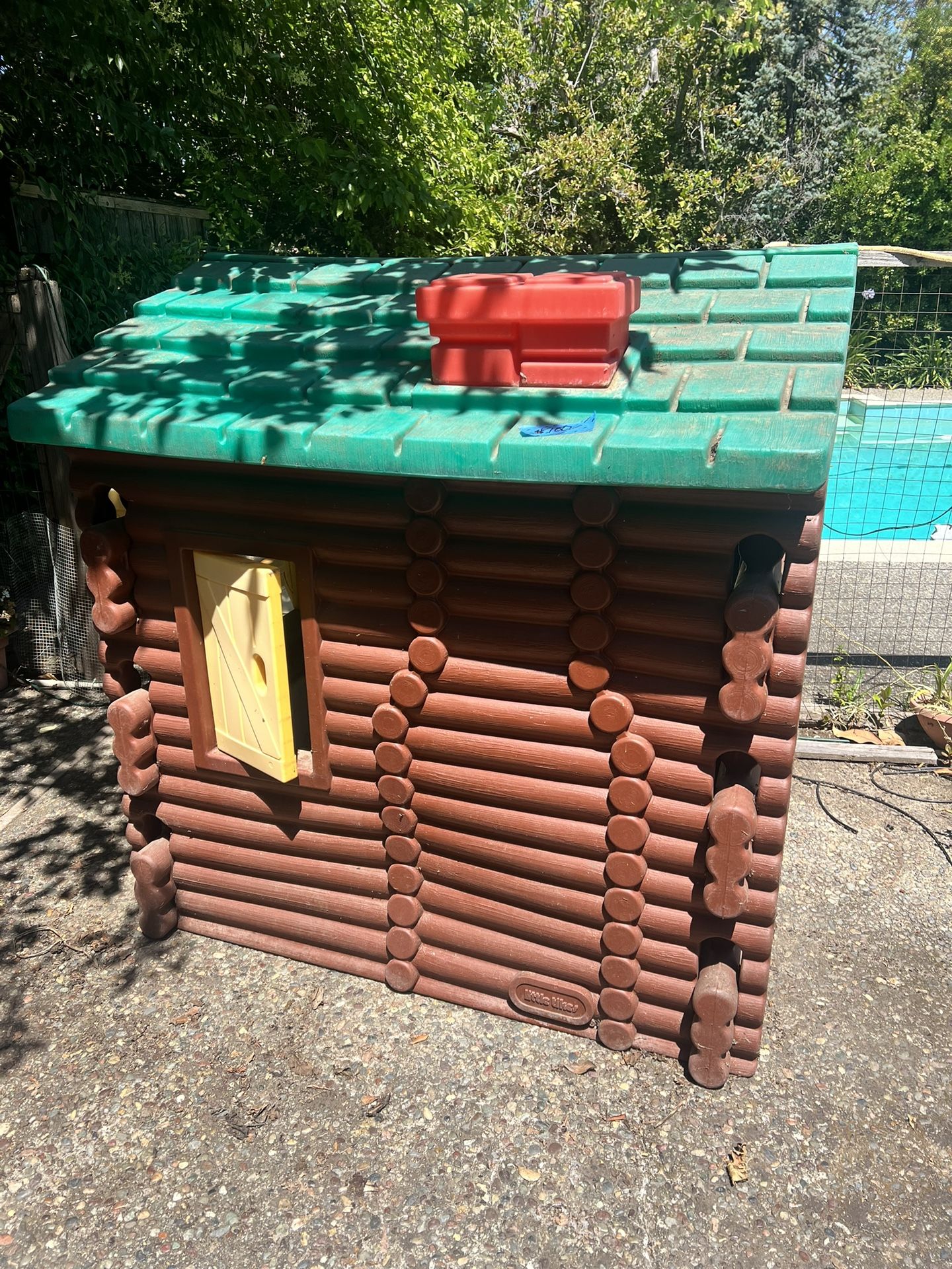 Kid Fisher-Price log cabin play structure