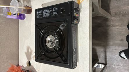 Gas stove with gas cannisters