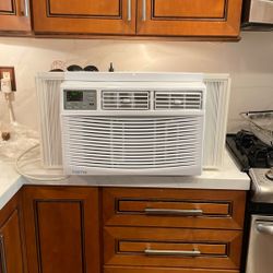 Air Conditioner 8000btus Super Cold  100$ Firm Will Cool A Large Area Very Clean 