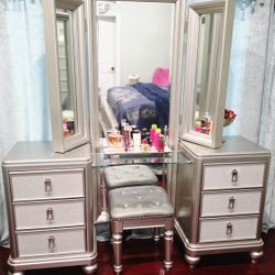 Bob's Discount Furniture Diva Dresser 