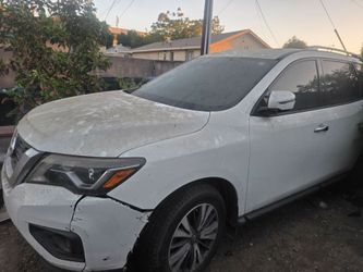 Nissan Pathfinder SUV — Damaged / Parts